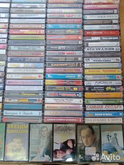 Аудиокассеты, целая коробка шансон и поп музыка