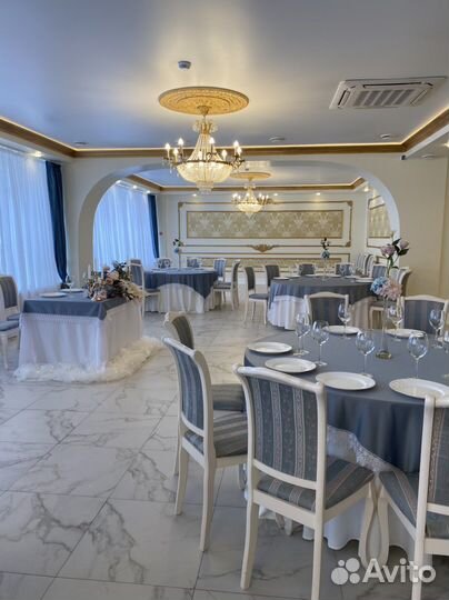 Железные стойки с цветами