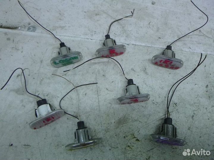 Повторитель на крыло правый renault logan 2005