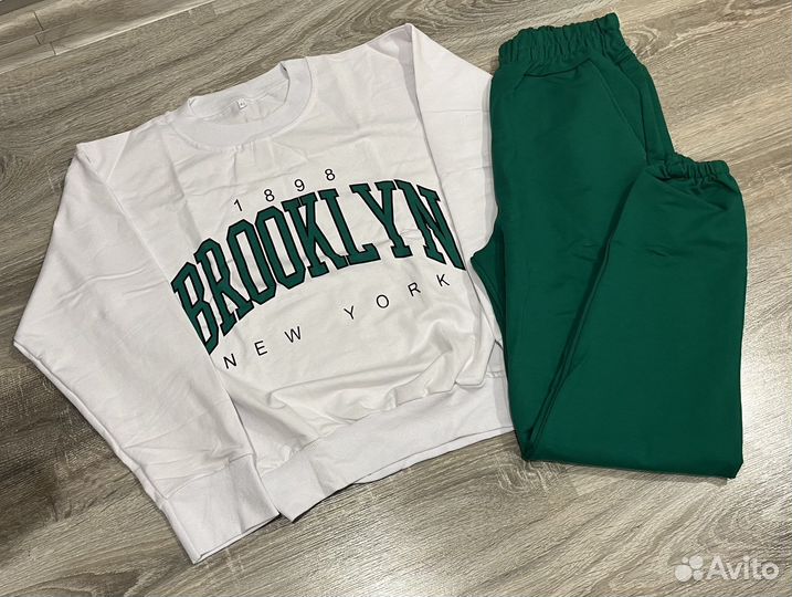 Спортивный женский костюм