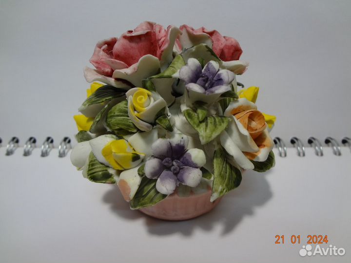 Фарфоровые статуэтки букет цветов в вазе