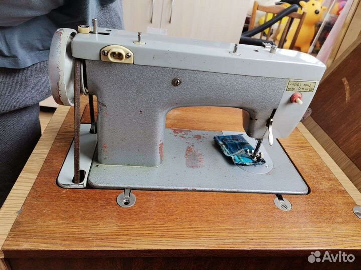 Швейная машина Чайка 142м