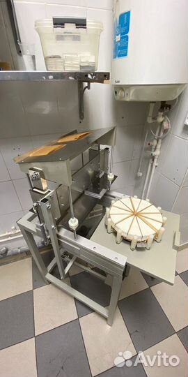 Аппарат для нарезки тортов (торторезка). В наличии