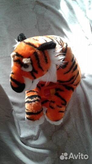 Тигры и обезьянка