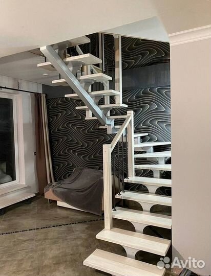 Лестница с площадкой на второй этаж