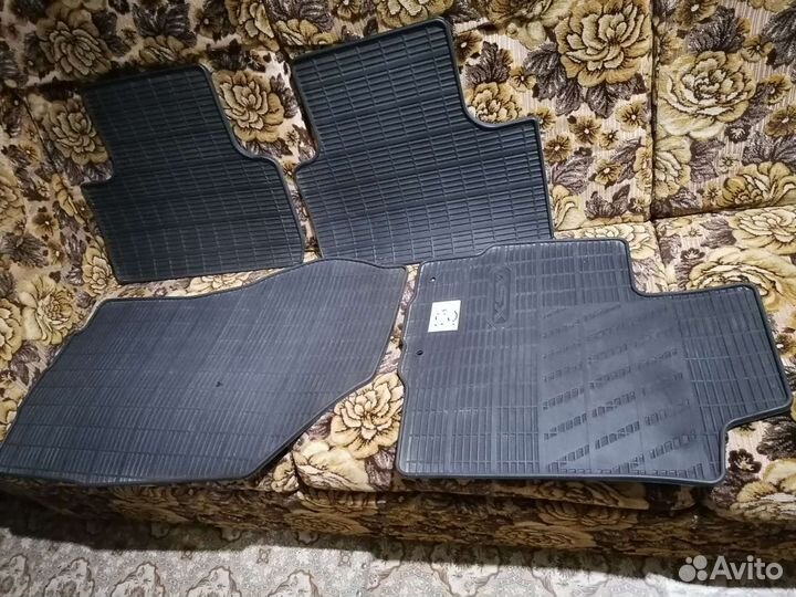 Резиновые коврики в отличном сост на Митсубиси асх