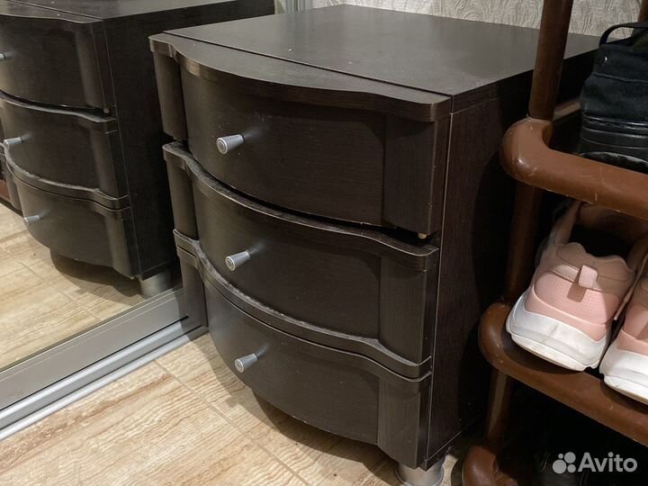 Тумбочка прикроватная