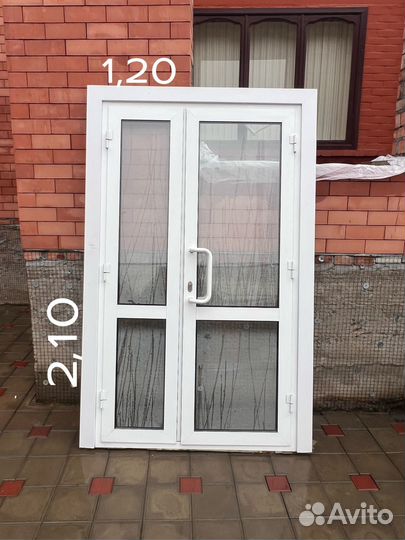 Дверь входная металлическая с зеркалом и окно