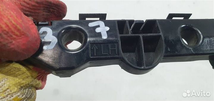 Направляющая заднего бампера левая Infiniti Q50