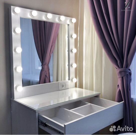 Туалетный столик для макияжа с гримерным зеркалом