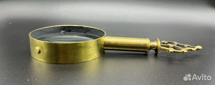 Лупа с резной ручкой. Современная