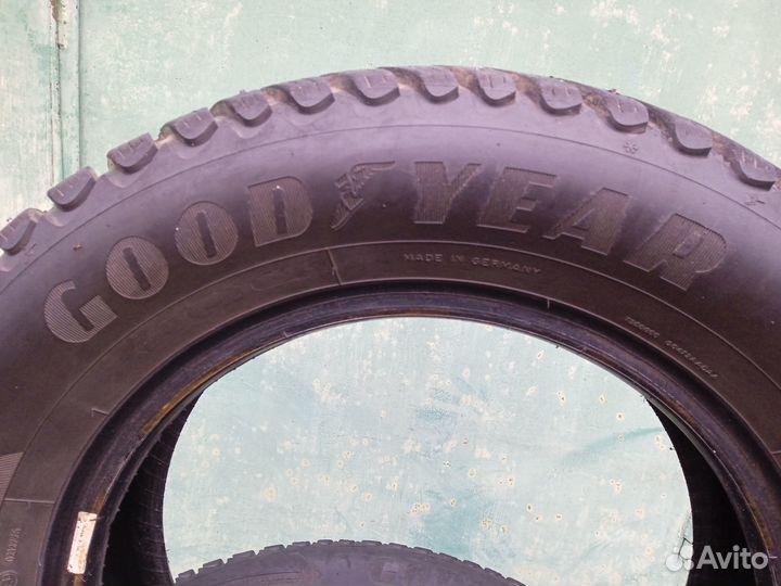 Goodyear UltraGrip 8 215/65 R16 98T