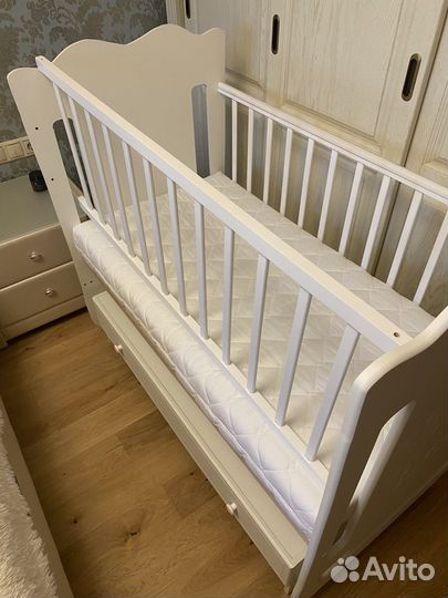 Детская кроватка с маятником и ящиком Forest Kids