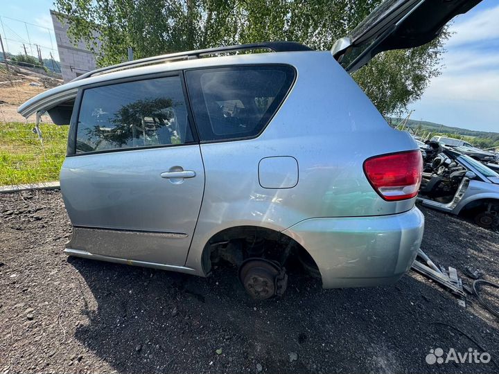 Крыло заднее левое Toyota Avensis Verso I (2001—20