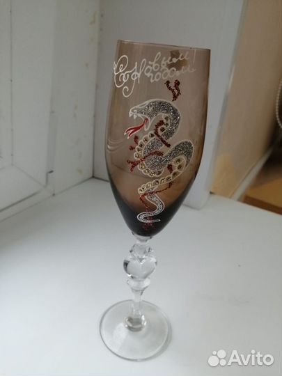 Бокал со змеей