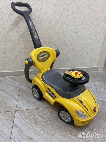 Машинка-каталка с ручкой