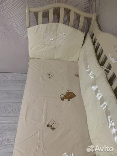 Детская кроватка с маятником