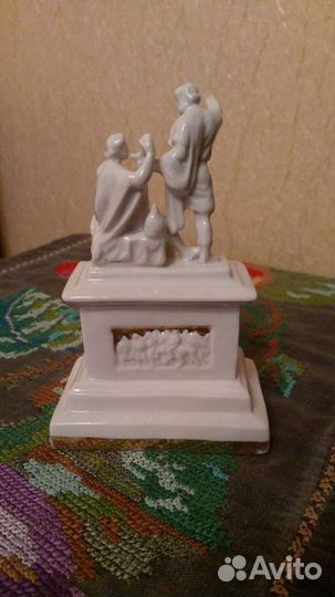 Статуэтка фарфоровая