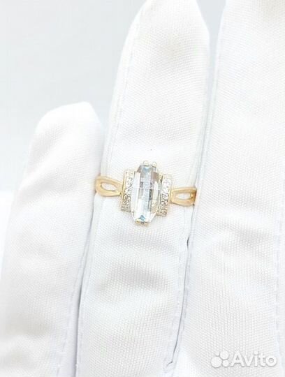 Кольцо с синтетическим камнем Золото