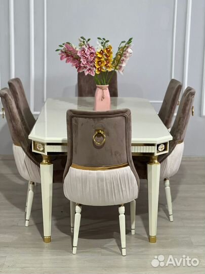 Стол и стулья