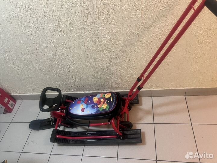 Снегокат с ручкой и колесами