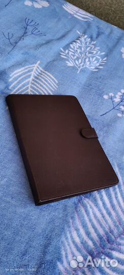 Планшет в кожаном чехле