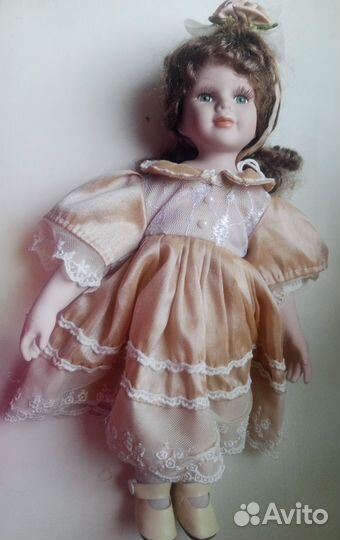 Кукла фарфоровая