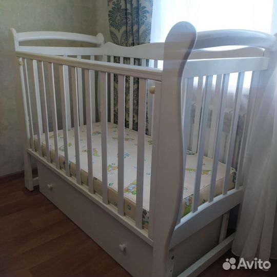 Детская кроватка с маятником и ящиком