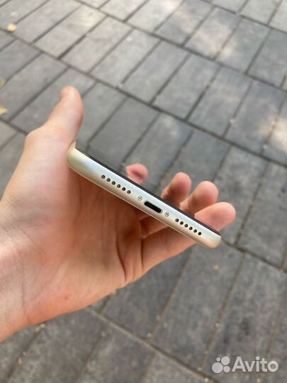 Телефон iPhone 11
