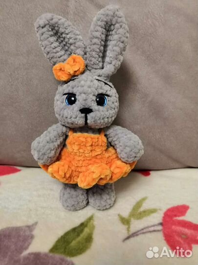 Вязаная зайка в сарафане