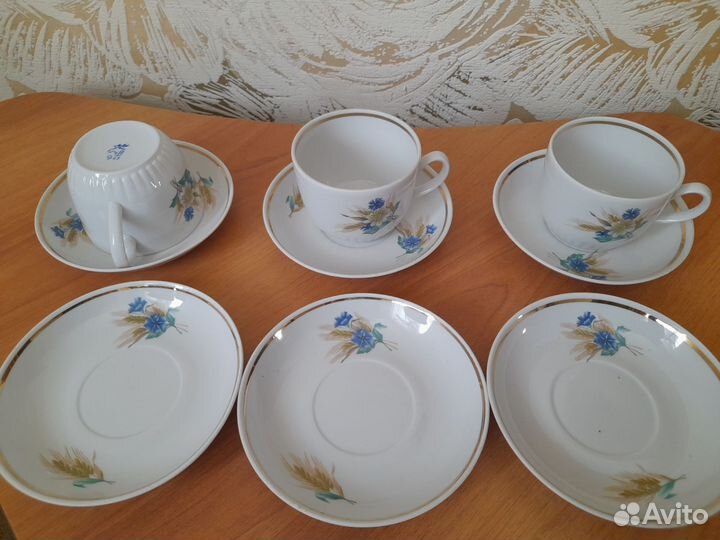 Чайные чашки и блюдца