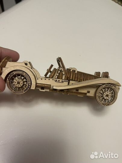 Собранная модель машины из дерева