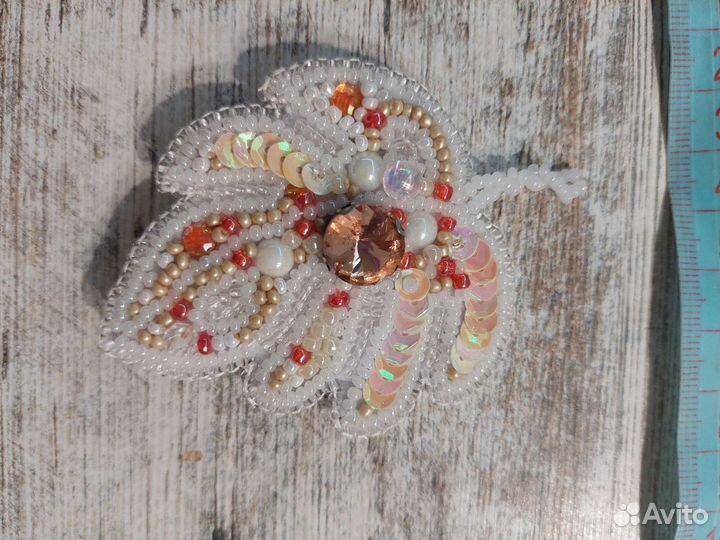 Брошь ручной работы из бисера