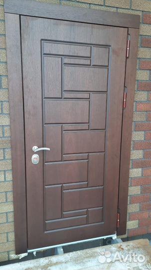Дверь входная уличная