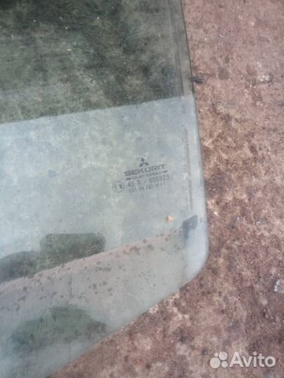 Стекло двери Mitsubishi Carisma рест. 2001
