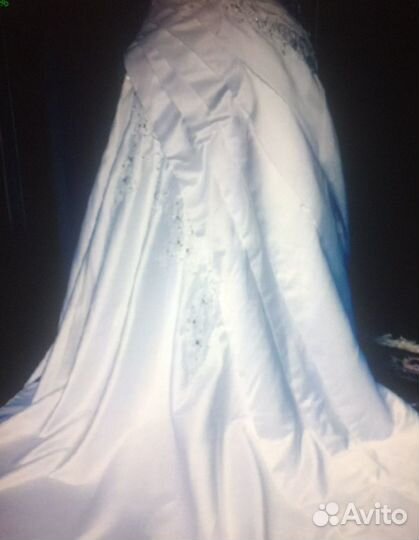 Свадебное платье со шлейфом