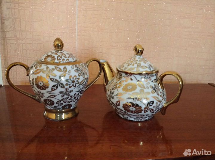 Заварочный чайник и сахарница