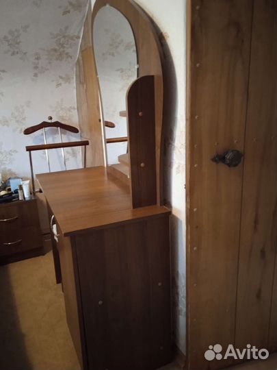 Трюмо с зеркалом