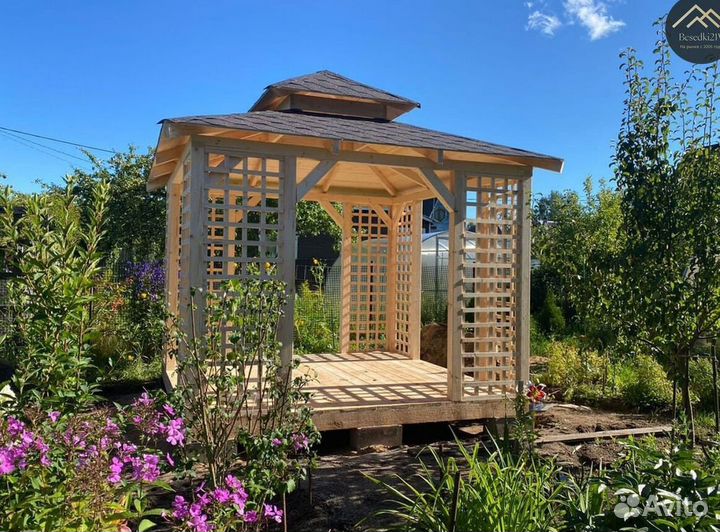 Беседка деревянная на сваях