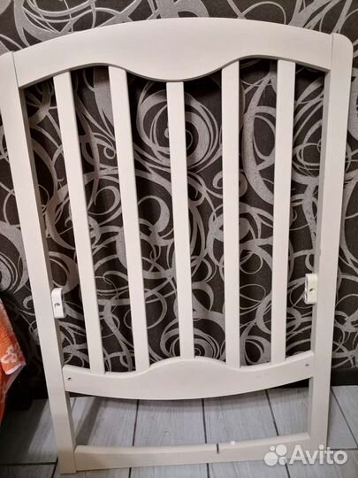 Детская кроватка с маятником