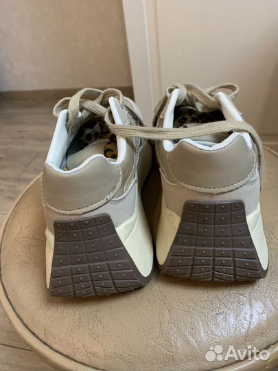 Кроссовки женские