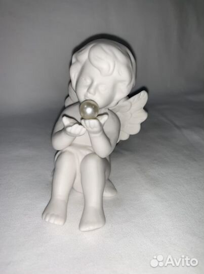 Ангел с жемчужиной в руках