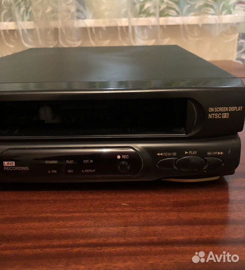 Видеомагнитофон LG W142W