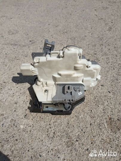 Замок задней левой двери Аudi Q 5