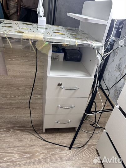 Маникюрный стол с вытяжкой