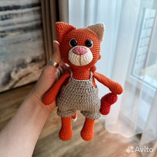 Вязанные игрушки - Котик в шортиках