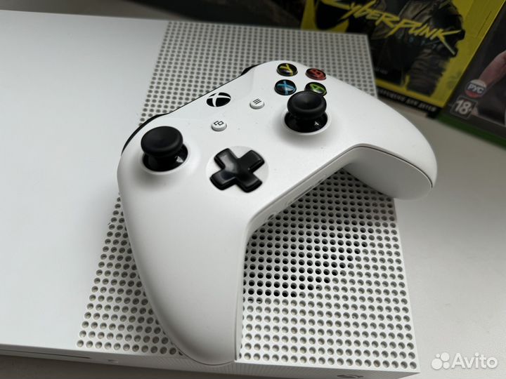 Xbox One S 1 TB + Cyberpunk 2077 и UFC 3