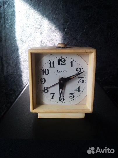 Настольные часы-будильник 