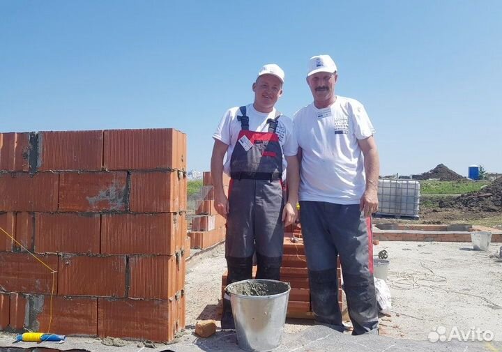 Кладка блока. Каменщики