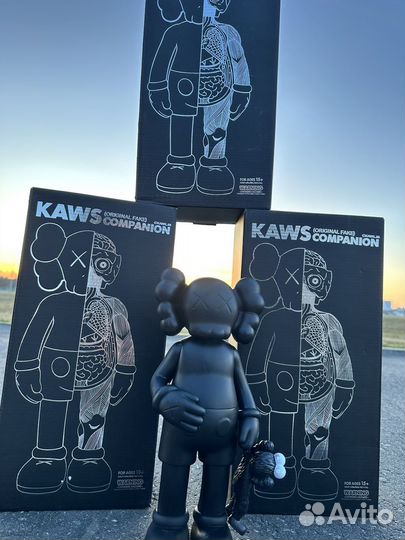 Колекионная игрушка kaws